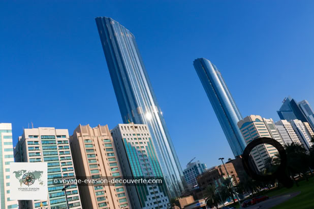 Abou Dabi est la capitale de l'émirat du même nom et également la capitale fédérale des Émirats Arabes Unis. Plus vaste et plus riche que Dubaï, l'émirat concentre une grande partie des ressources pétrolières du pays, ce qui en fait le véritable cœur politique et économique de la fédération.