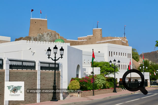 De l'autre côté de la baie se dresse Al Jalali, son jumeau, tout aussi impressionnant. Construit également par les Portugais, il servait à la fois de fort et de prison. Ses remparts abrupts et ses escaliers abrupts étaient pensés pour dissuader toute tentative d'assaut.