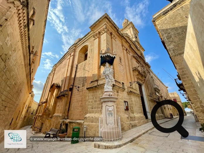 L'église et le prieuré carmélites de l'Annonciation de Notre-Dame furent édifiés entre 1660 et 1675, à la suite de l'arrivée de la première communauté carmélite à Rabat au XVe siècle. C'est dans cette église que commença l'insurrection contre les Français en 1800. Cette magnifique église est construite en ellipse et arbore un style baroque. À l'intérieur, la peinture y occupe une place importante avec une toile de Stefano Erardi (1677) surplombant l'autel ainsi que des peintures de l'artiste maltais Giuseppe Cali. 