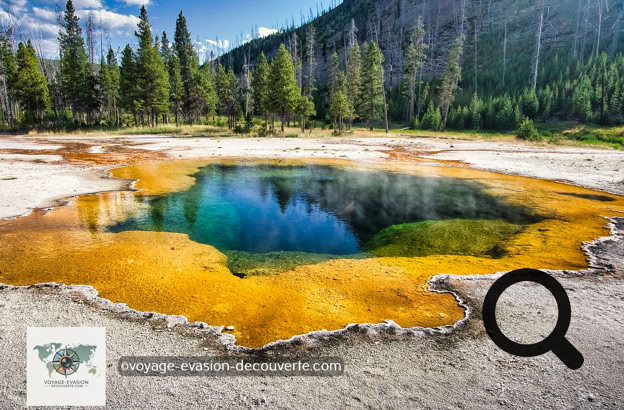 Cette partie du parc, regroupe des sources d’eaux chaudes et de geysers. Nommé ainsi pour son sable noir en obsidienne, ce bassin d’eau chaude a une température de 93 °C.  L'obsidienne, qui est une roche volcanique vitreuse et riche en silice, se forme lorsque la lave se refroidit trop rapidement et devient la matière première naturelle du verre. Ce sable d'obsidienne rare couvre une grande partie du bassin de sable noir. 