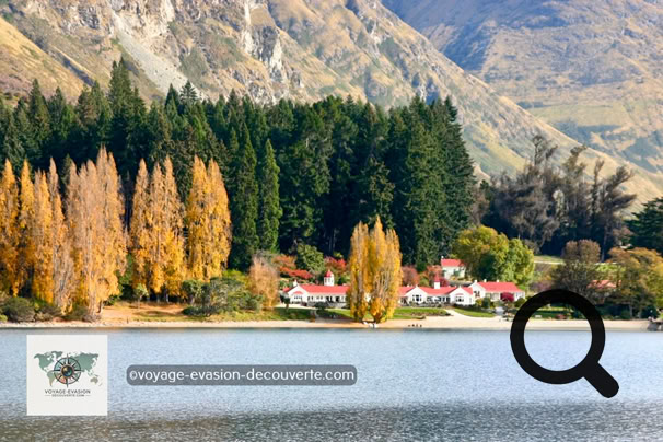 La ville de Queenstown est construite autour d'une anse sur le lac Wakatipu, un long lac mince formé comme un boulon d’où l’on a de spectaculaires vues sur les montagnes voisines.