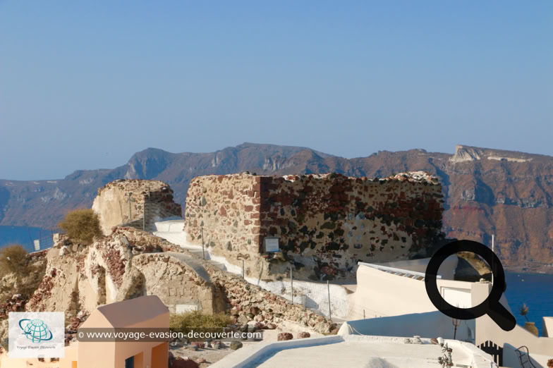 Plus loin vous découvrirez accrochées à la falaise les ruines du château byzantin d’Oia. Pendant la domination latine, elles constituaient un des châteaux de l'île, sous le nom de Château Saint-Nicolas, dont l'existence remonte à 1480. Il fut en grande partie détruit par le séisme de 1956.  