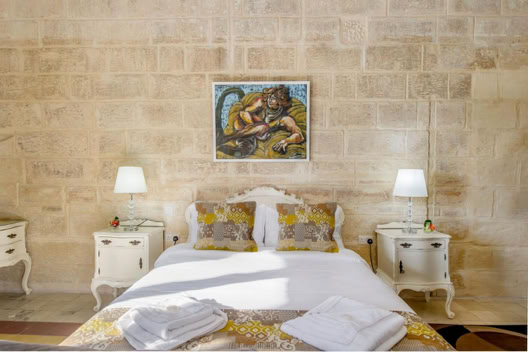 Située dans la ville de Rabat, à 2 minutes à pied de la porte principale de Mdina, cette belle demeure pittoresque de famille date du  XVIIe siècle. Cette très jolie maison d'hôte est idéale pour découvrir Rabat et Mdina. Les chambres sont très  bien décorées et très confortables. L’accueil est chaleureux, souriant et ils sont à l’écoute des clients.