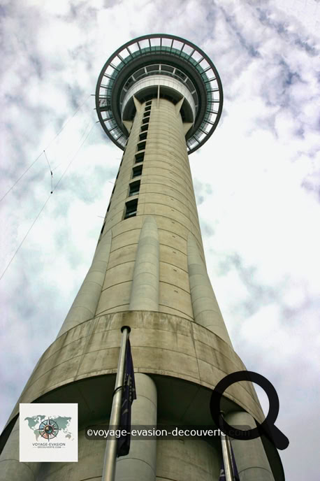 Faite de 15 000 m³ de béton et de 3 000 tonnes d’acier, cette tour culmine à 328 mètres de hauteur et en son sommet, une plateforme d’observation vous offre une vue imprenable à 360° sur Auckland et ses alentours. Pour les amateurs de sensations fortes, vous avez deux attractions. Le Sky Walk qui consiste à marcher, à l’extérieur de la tour et d’y faire le tour et le Sky Jump qui comme son nom l’indique consiste à s’élancer du sommet de la tour pour un saut à l’élastique inoubliable !