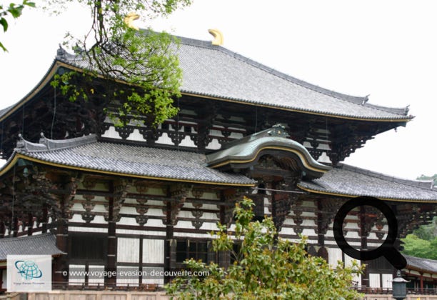 C’est un temple bouddhique, dans l’enceinte se trouve la plus grande construction en bois au monde1, le Daibutsu-den, salle du Grand Bouddha, qui abrite une statue colossale en bronze du bouddha Vairocana appelée Daibutsu, c'est-à-dire “ Grand Bouddha “. Du haut de ses 18 mètres et de ses 250 tonnes, il domine les voyageurs venus lui rendre hommage depuis près de 13 siècles. Le bâtiment, d’une largeur de huit travées de piliers (soit 57 mètres), est un tiers plus petit que le temple originel qui en comprenait douze.