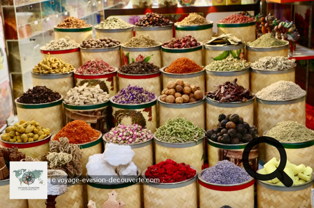 D'un côté, le souk du textile déploie ses galeries couvertes remplies de tissus colorés, de soies brodées, de pashminas et de cotons venus de toute l'Asie. Les étoffes pendent en cascades depuis les échoppes, créant un véritable arc-en-ciel permanent.