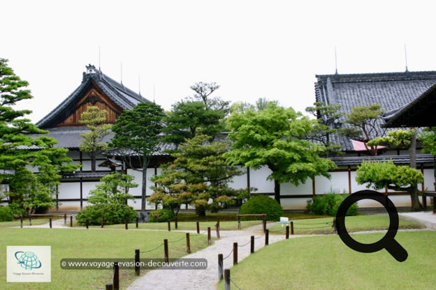 Construire en 1603, il se constitue de deux cercles concentriques de fortifications, des palais Ninomaru et Honmaru, de divers bâtiments de soutien et de plusieurs jardins. Il couvre une surface totale de 275 000 m2 dont environ 8 000 m2 de constructions.