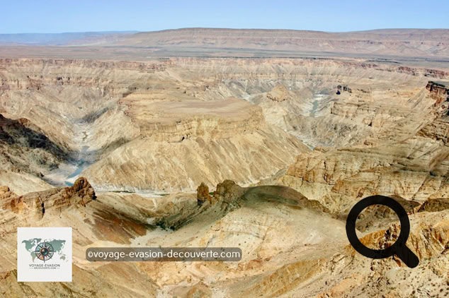 C’est le troisième plus grand canyon au monde et le premier plus grand d’Afrique. Cette formation géologique impressionnante a une origine de quelques 1 800 millions d’année. Avec ses 160 km de longueur, il comprend un encaissement de vallée large de plus de 27 kilomètres au maximum pour un commandement jusqu'à 550 mètres. Le canyon de la rivière Fish évolue sous un climat désertique. Durant les mois d'été, d'octobre à mars, la température peut atteindre 48 °C durant la journée et 30 °C la nuit.