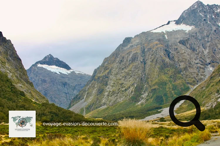 Ces fjords ont été sculpté par les glaciers pendant l'ère glaciaire. Le Milford Sound est à couper le souffle, et ce quelles que soient les conditions météorologiques. Il s'avance d'une quinzaine de kilomètres dans les terres, au cœur des Alpes du Sud. 