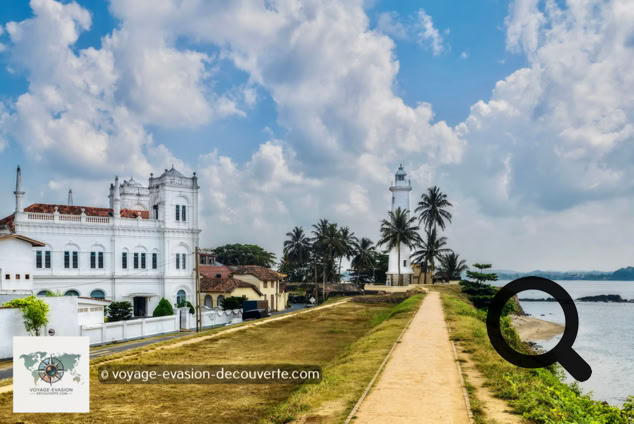 Ici, vous êtes loin du tumulte du reste de l'île, un calme étonnant règne dans cette petite cité fortifiée où les rues sont bien ordonnées,les boutiques bien pprovisionnées, et la circulation maîtrisée. On y trouve de bons petits restaurants et des cafés sympa. C'est l'endroit rêvé pour finir ses vacances au Sri Lanka.