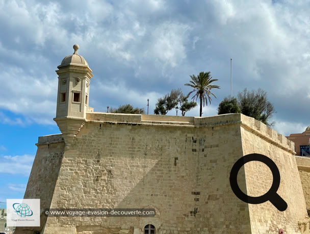 Ce petit jardin, créé en 1551 par le Grand Maitre de La Sengle, offre une vue panoramique exceptionnelle sur La Valette. Il se  trouve au bout de ce qui reste de la forteresse Saint-Michel sur la pointe des bastions. Vous pourrez admirer la célèbre petite tour de garde Il-Gardjola qui a sur ses flancs divers symboles sculptés comme un œil, une oreille et un oiseau Grue représentant la tutelle et l'observance protégeant les côtes maltaise.  
