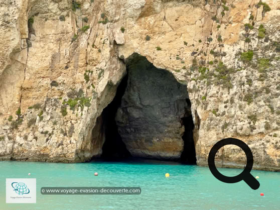 Comme son nom l'indique, Inland Sea est une petite baie fermée qui est reliée à la mer par un grand tunnel naturel, à travers la falaise, qui s'étend approximativement sur 80 m.  La mer intérieure est parait-il l'un des sites de plongée les plus spectaculaires d'Europe.