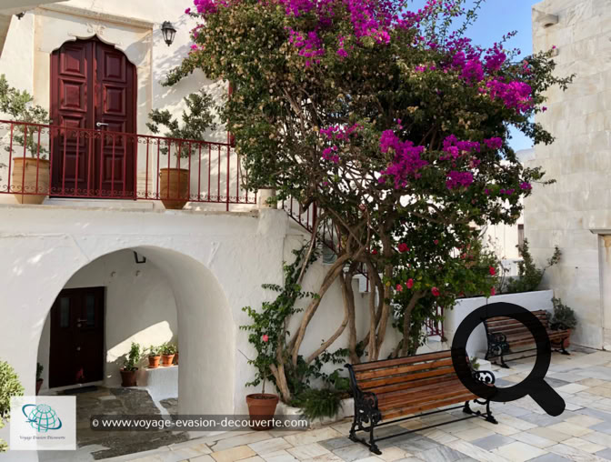 Que faire à Mykonos ? À l’entrée du village, à côté de la grande place principale autour de laquelle sont rassemblés les principaux restaurants, vous trouverez ce très beau monastère datant de 1542 et restauré en 1767.