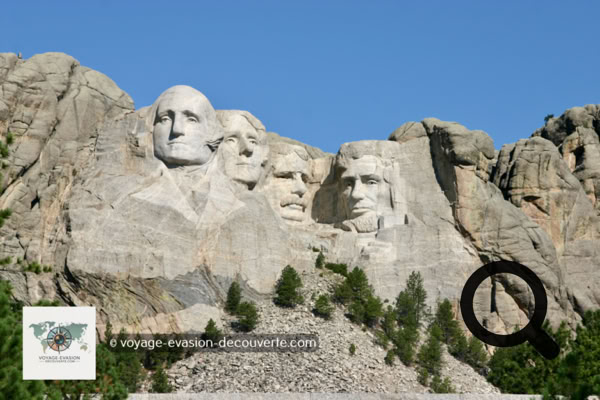 Il s’agit d'un mémorial national américain représentant une sculpture monumentale de granite réalisée entre 1927 et 1941. Les sculptures de Gutzon Borglum, hautes de dix-huit mètres, représentent quatre des présidents les plus marquants de l'histoire américaine des années 1770 aux années 1900.
