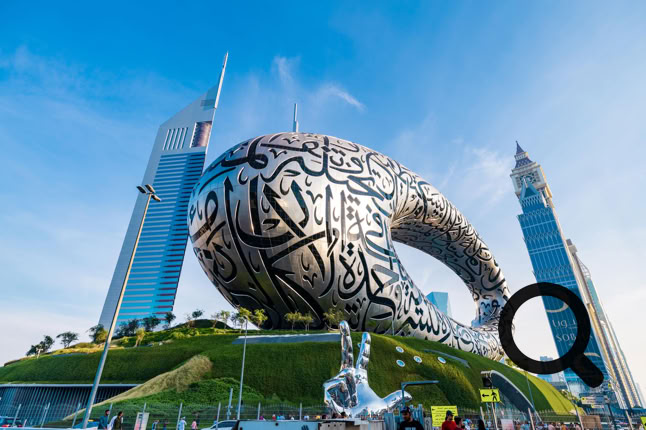 Le Museum of the Future (MOTF) trône sur l'une des avenues les plus célèbres de Dubaï, la Sheikh Zayed Road, et son architecture spectaculaire en forme de torus couvert de calligraphies arabes en fait déjà une icône avant même d'y entrer. 
