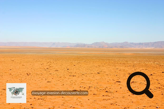 Nous poursuivons notre route en direction du Nord vers le parc de Namib Naukluft avec un petit arrêt sur la route au château Duwisib. Longue route de graviers mais toujours avec des paysages superbes sans croiser le moindre véhicule en sens inverse. 