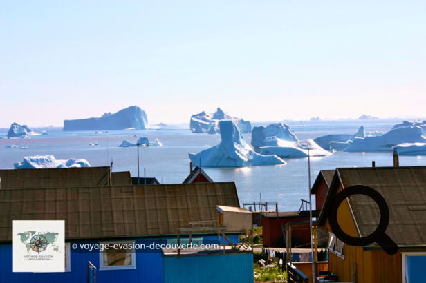 La ville de Qeqertarsuaq est la plus grande localité de l’île. Elle s’est construite autour d’un port fondé en 1773 qui était une importante colonie baleinière Danoise et compte environ un millier de résidents. Elle abrite la plus ancienne station habitée en permanence de l’Arctique. De nombreux scientifiques viennent ici afin d’étudier la géologie et la botanique arctique.