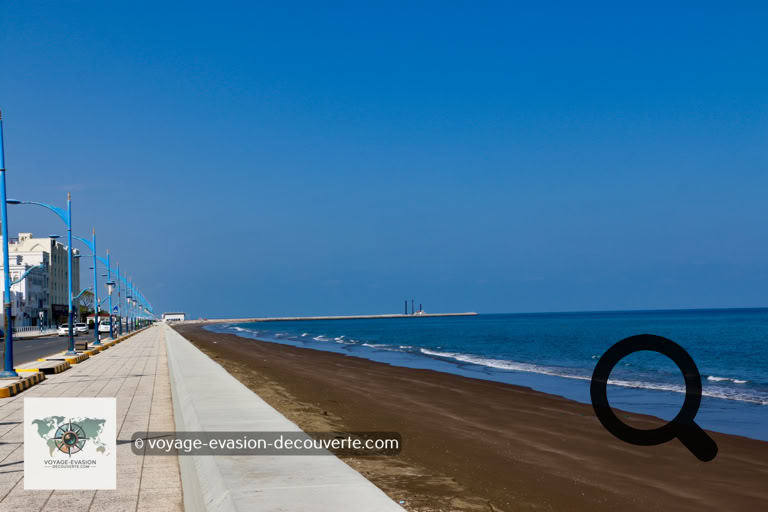Le reste de la ville est désormais moderne, mais quelques quartiers anciens et la longue corniche rappellent encore l'importance historique de Sohar dans l'histoire maritime d’Oman.