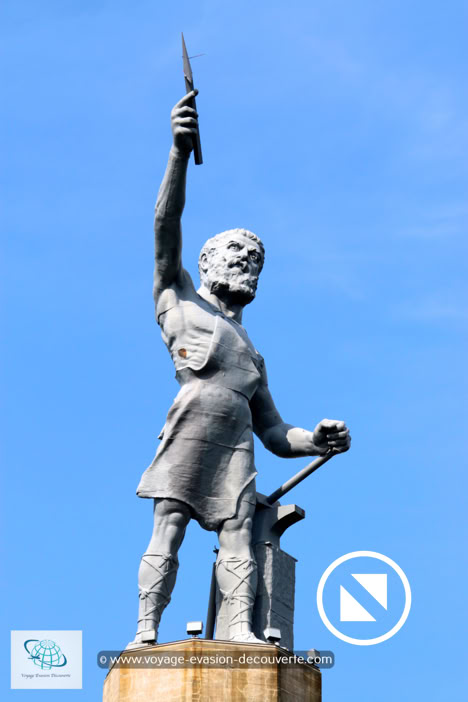 Le parc se situe sur une colline surplombant le Sud de la ville. C’est aussi l’occasion de voir la plus grande statue en fonte au monde avec ses 17m de haut. Construite en 1902, c’est devenu l’un des symboles de la ville. Après la balade dans le parc, nous sommes montés, avec l’ascenseur, tout en haut de la tour au pied de Vulcain. Ce n’est pas tous les jours que vous verrez de près de postérieur du dieu romain du feu de la forge et patron des forgerons. Et oui mesdames, il est tout nu sous son tablier !