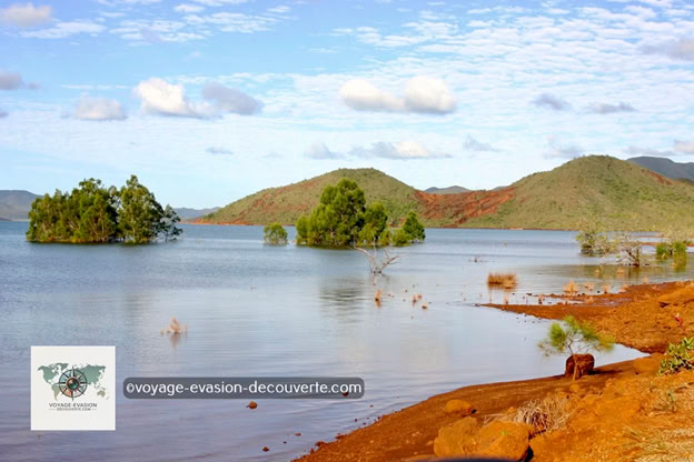 Située au Sud de l'île, à 80 km de Nouméa, petite par la population, mais grande par la superficie, c’est la 15e commune la plus vaste de France. Le territoire de la commune de Yaté, qui comprend aussi Goro, se caractérise par la beauté sauvage et souvent rouge de ses paysages, par sa richesse écologique, protégée au sein de nombreuses réserves et d'un parc provincial, par l'abondance de rivières et de retenues d'eau malgré une apparente aridité. C'est le paradis de la randonnée pédestre et de l'excursion en véhicule tout-terrain.