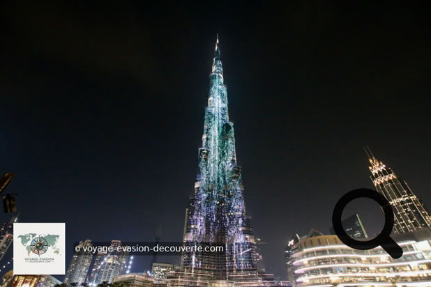 Un incroyable show de sons et de lumières est projeté chaque soir sur la façade du Burj Khalifa — et il est totalement gratuit.