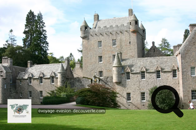 Le château a été construit à la fin du XIVe siècle, c’est une maison-tour entourée de très jolis jardins dans la paroisse civile de Cawdor. 