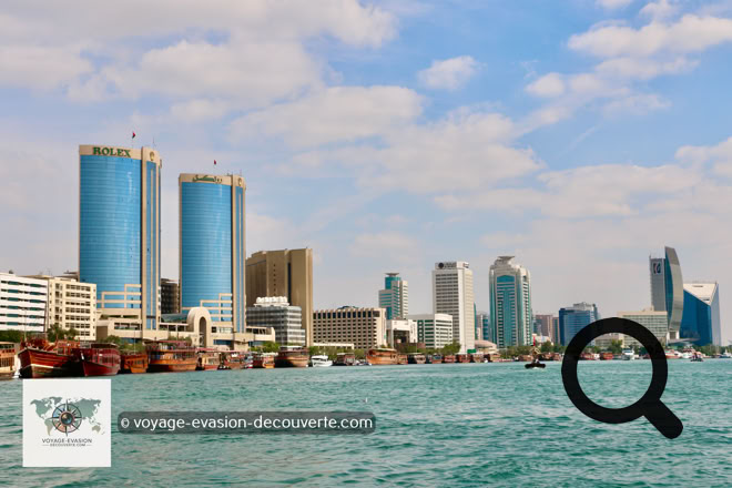 Nous avons flâné le long des quais des dhows, ces grands boutres traditionnels chargés de marchandises venues d’Iran, d’Inde ou du Pakistan. Leurs coques peintes de couleurs vives, parfois un peu écaillées par les voyages, créent un contraste saisissant avec les eaux tranquilles du Creek.