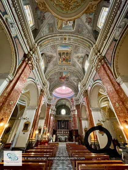 De style baroque cette très belle église conventuelle du XVIIe siècle servait aux Hospitaliers de l'ordre de Saint-Jean de Jérusalem avant la construction de La Valette et de sa cathédrale.  Elle se trouve sur le site d’une église bâtie en 1090, sous le règne de Roger Ier de Sicile. À l’arrivée de l’ordre de Saint-Jean, en 1530, elle est agrandie, mais brûle deux ans plus tard. Avec l’installation des chevaliers à La Valette, en 1571, elle devient l’église des Inquisiteurs. 