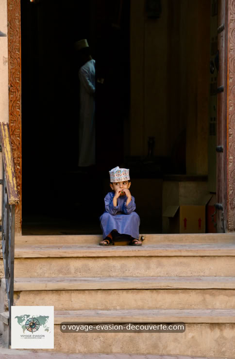Même les enfants bédouins participent à la scène, vêtus eux aussi de leur petite dishdasha et coiffés de la traditionnelle kumma brodée.