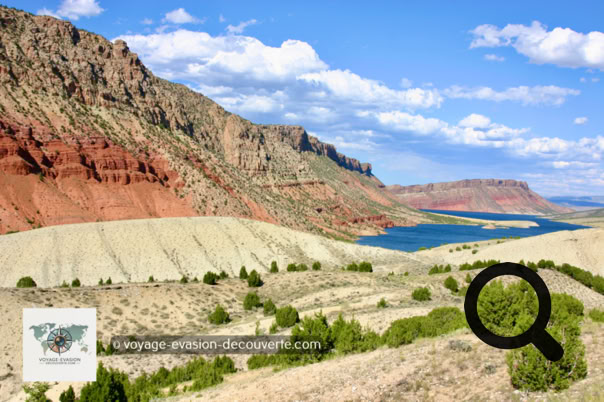 Ce parc protège une zone de 840 km² entre le Nord de l'Utah et le Sud du Wyoming comprenant le Flaming Gorge  Reservoir, une étendue d'eau créée en 1964 par la construction du barrage de Flaming Gorge sur la Green River.  L'étendue d'eau ainsi créée, de 170 km² s'étend sur 146 km de long !