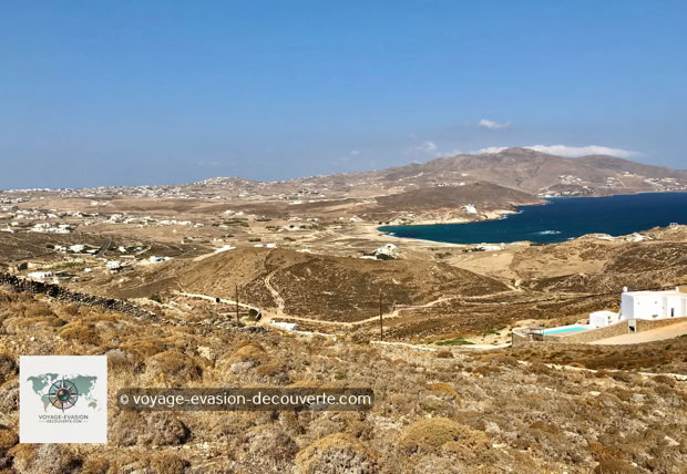 Mykonos est une île étonnante, pleine de contrastes et de surprises, un autre des petits joyaux des Cyclades où le blanc éclatant des maisons rencontre le bleu profond de la Mer Égée. À première vue, on la connaît pour son ambiance festive, ses soirées interminables et sa réputation de destination glamour.