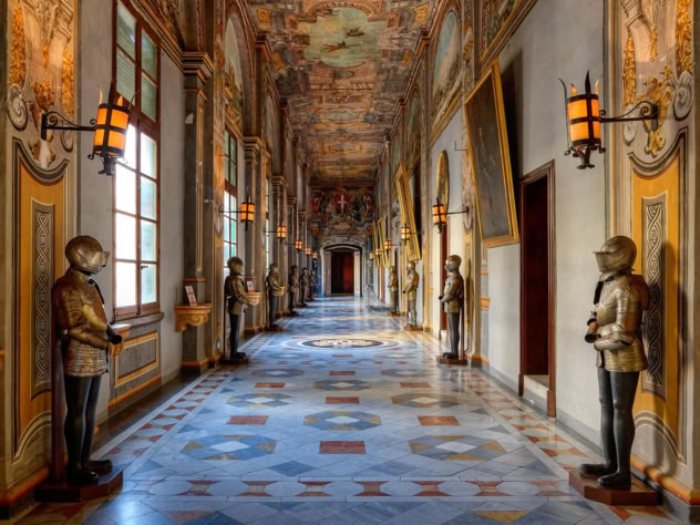 Situé juste derrière la co-cathédrale, le Palais des Grands Maîtres est l'un des bâtiments les plus emblématiques de La Valette. Ancienne résidence officielle des Grands Maîtres de l'Ordre de Malte, il est aujourd'hui le siège de la Présidence et du Parlement maltais. À lui seul, il symbolise le prestige, la puissance et le raffinement de cet ordre militaire souverain qui fit de Malte un rempart imprenable de l'Europe chrétienne.