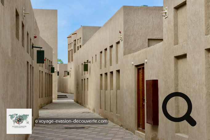 Ici, le temps semble s'être arrêté. Les ruelles étroites, les maisons en corail et en gypse, les célèbres tours à vent qui servaient autrefois de climatisation naturelle racontent la vie d'un Dubaï d'avant le pétrole, d'avant la démesure.