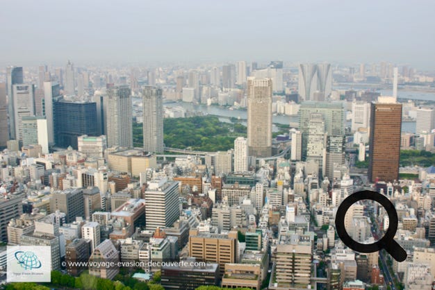 Tōkyō est la capitale du Japon. C’est un mélange de modernisme, de traditions et de folie. Vous y découvrirez un mixe, de gratte-ciels à perte de vue, le calmes des temples anciens et la frénésie d’une ville qui ne dort jamais.  Idéal pour commencer un voyage au pays nippon et s’immerger dans le grand bain de la culture japonaise et vous en mettre plein les yeux. 
