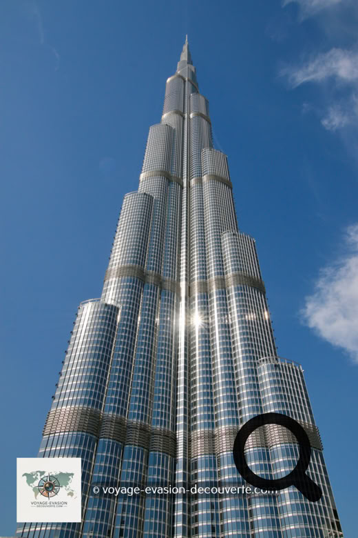 Quelques 12 000 ouvriers ont participé à ce chantier titanesque qui cumule tous les superlatifs. Véritable chef-d'œuvre de ce nouveau quartier, le Burj Dubaï — rebaptisé Burj Khalifa — est tout simplement, pour l'instant, le plus haut gratte-ciel du monde.
