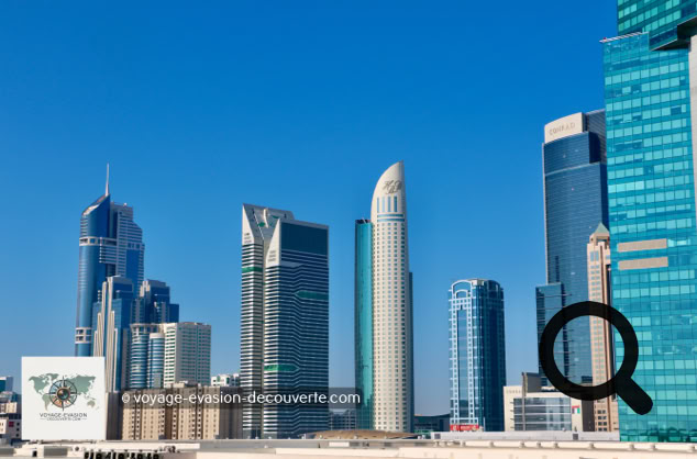 Ce secteur est un immense quartier d'affaires, pensé pour rivaliser avec des places financières comme Manhattan. À terme, il comptera plus de 230 immeubles et gratte-ciel, mêlant bureaux, résidences et hôtels de luxe. Business Bay fait partie d'un projet colossal imaginé par Son Altesse Sheikh Mohammed bin Rashid Al Maktoum.