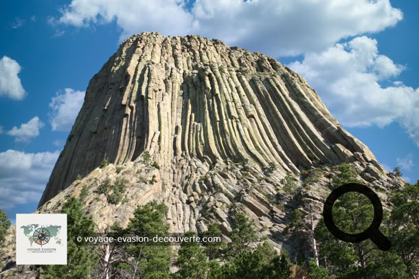 C’est un relief volcanique qui forme un monolithe naturel situé dans le parc Devils Tower National Monument. Sa hauteur est de 386 m au-dessus des terres environnantes et son sommet atteint 1 558 m d'altitude. La moitié supérieure du relief est constituée de très nombreux prismes phonolitiques, réguliers, d’environ 4 m de largeur pour 150 m de hauteur.  