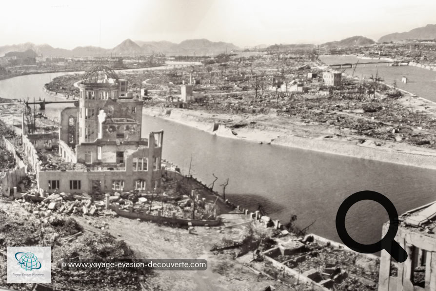 Devenu le mémorial de la paix d'Hiroshima, il avait été construit au début du XXe en briques et en ciment. C'est l'utilisation de ces matériaux qui lui ont permis de résister en partie à l'explosion de la bombe atomique en 1945.