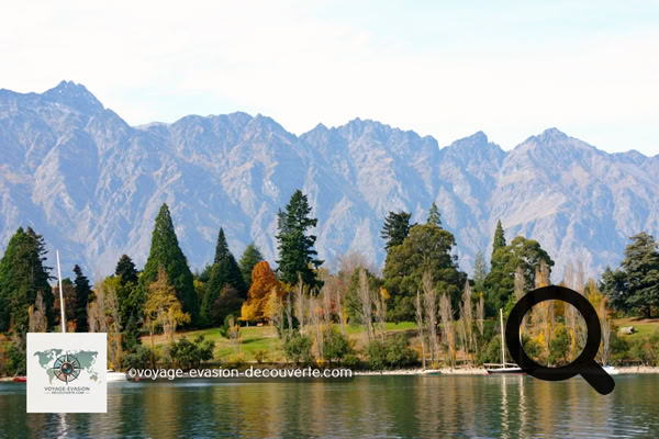 La ville de Queenstown est construite autour d'une anse sur le lac Wakatipu, un long lac mince formé comme un boulon d’où l’on a de spectaculaires vues sur les montagnes voisines.