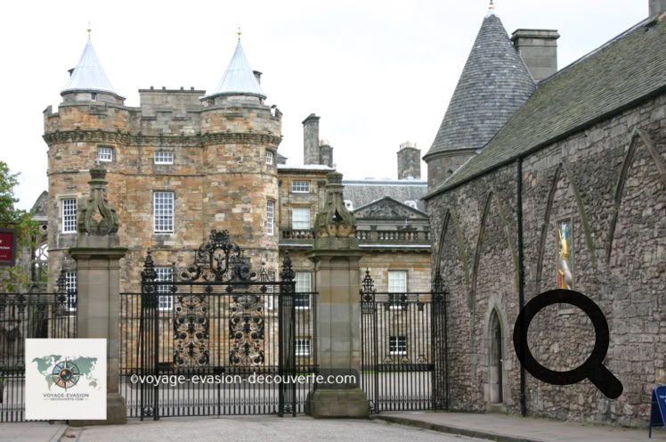 l se situe dans le bas du Royal Mile, l’artère principale qui relie le palais de Holyrood au château d'Édimbourg. Une pure merveille architecturale !