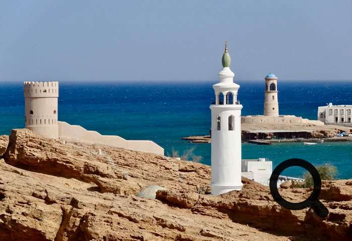 La ville est dominée par les phare d’Al Ayjah, superbement restaurés. Même s'il ne se visite pas, ils offrent un très beau point de vue sur la corniche et sur les quartiers avoisinants.