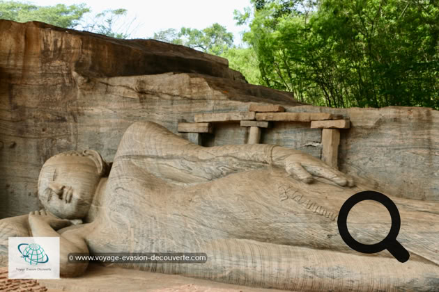 Le monument le plus étonnant de Polonnâruvâ. Sculptée dans une paroi rocheuse de granit orientée au Sud se trouve une série de 4 figures de Bouddha dans diverses poses. La statue la plus impressionnante est un grand Bouddha, de 15 m de long, allongé sur le flanc droit, dont le visage semble empreint d'une sérénité souriante. À côté se trouve un Bouddha debout, haut de 7 m, dans la posture inhabituelle, les bras croisés sur son torse. Un troisième assis, haut de 4,5 m, en position de méditation, est entouré de superbes décorations. Le dernier, beaucoup plus petit, est lui aussi en position assise. Il mesure seulement 1,4 m de haut mais les décorations autour de lui sont beaucoup plus ornementées.
