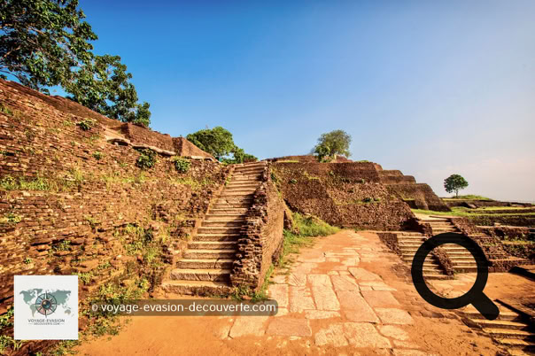Vous avez enfin réussi. Vous êtes maintenant au sommet de Sigirîya Rock. Regardez autour de vous et émerveillez-vous devant l'ampleur des ruines du Sky Palace tout autour de vous. Imaginez comment les ouvriers de l'époque ont réussi à transporter le matériel pour construit cette structure au sommet de ce rocher imprenable sans les passerelles que vous avez empruntés. 