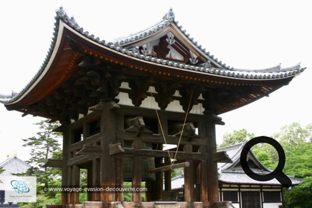 C’est un temple bouddhique, dans l’enceinte se trouve la plus grande construction en bois au monde1, le Daibutsu-den, salle du Grand Bouddha, qui abrite une statue colossale en bronze du bouddha Vairocana appelée Daibutsu, c'est-à-dire “ Grand Bouddha “. Du haut de ses 18 mètres et de ses 250 tonnes, il domine les voyageurs venus lui rendre hommage depuis près de 13 siècles. Le bâtiment, d’une largeur de huit travées de piliers (soit 57 mètres), est un tiers plus petit que le temple originel qui en comprenait douze.