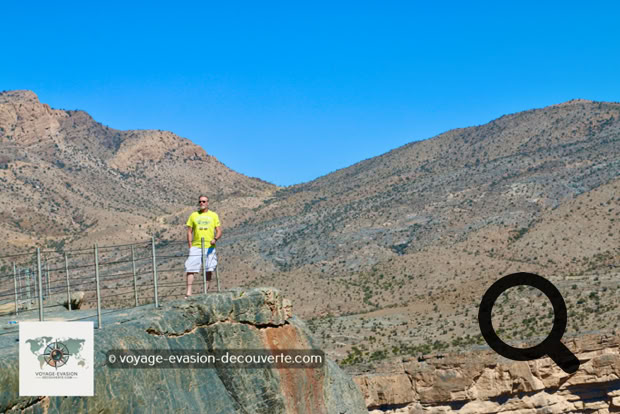 Pour rejoindre le Grand Canyon d'Arabie, nous avons emprunté une route sinueuse en lacets, grimpant progressivement vers les hauteurs. En chemin, nous croisions des montagnards bédouins veillant sur leurs troupeaux, silhouettes tranquilles au cœur de ces paysages arides et minéraux.