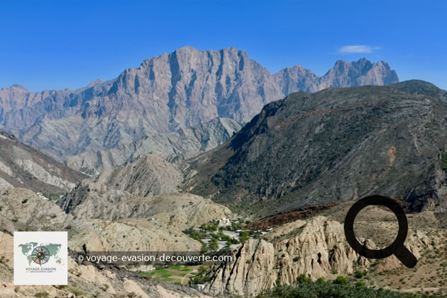 Le djebel Akhdar, qui signifie littéralement « la montagne verte », domine la chaîne du Hajar depuis son plateau de Sayq, perché à environ 2 000 mètres d'altitude. 