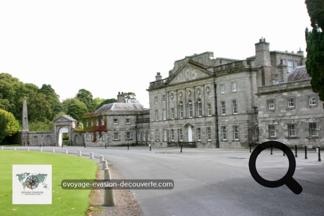Cette petite ville abrite la superbe propriété Powerscourt, c’est une vaste propriété de campagne composée d'une demeure de style palladien et de jardins occupant 19 hectares. La demeure, à l'origine château du XIIIe siècle, a été en grande partie modifiée entre 1731 et 1741.