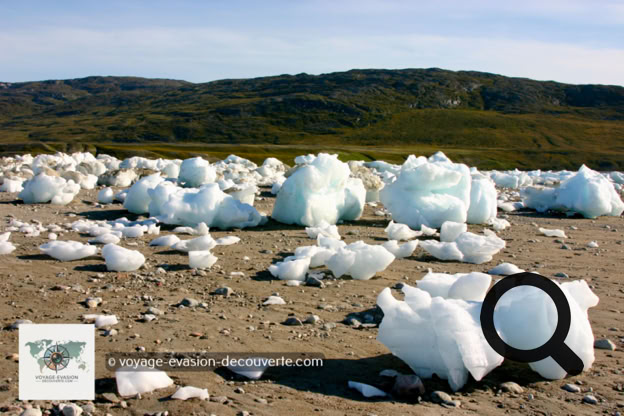 Sur la plage se trouvaient échoués des mini icebergs allant de 50 cm³ à plus de 2 m³. C’était anciennement des petit icebergs qui flottaient tranquillement dans la baie. Lorsque le glacier fond, il devient instable et fragile. 