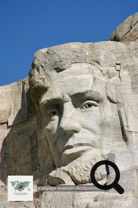 J’avais toujours voulu voir de mes yeux ce fascinant monument sculpté dans la roche qui retrace 150 ans de l’histoire des États Unis. .   Il s’agit d'un mémorial national américain représentant une sculpture monumentale de granite réalisée entre 1927 et 1941. Les sculptures de Gutzon Borglum, hautes de dix-huit mètres, représentent quatre des présidents les plus marquants de l'histoire américaine des années 1770 aux années 1900.