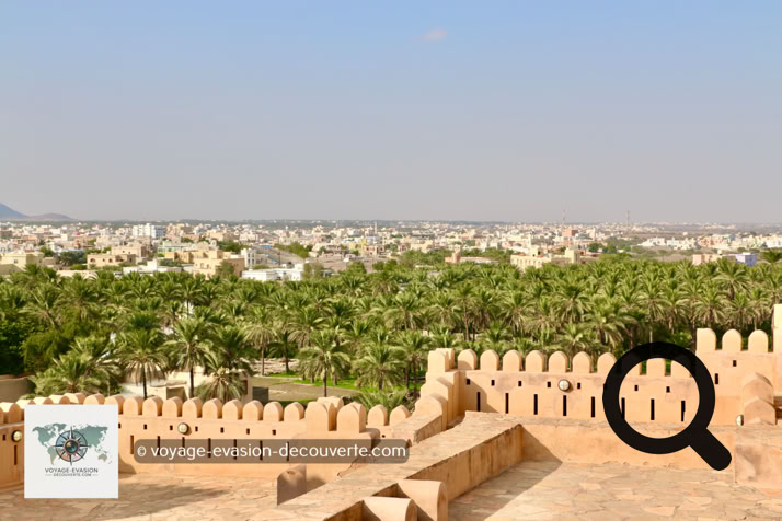 Nakhal ne se limite pas à son fort : la région est également connue pour ses sources chaudes d’Ain Al-Thawarah, qui jaillissent du mont Sald et coulent entre les palmiers avant de rejoindre l'oued.